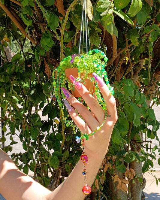 macetero artesanal con cuentas brillantes