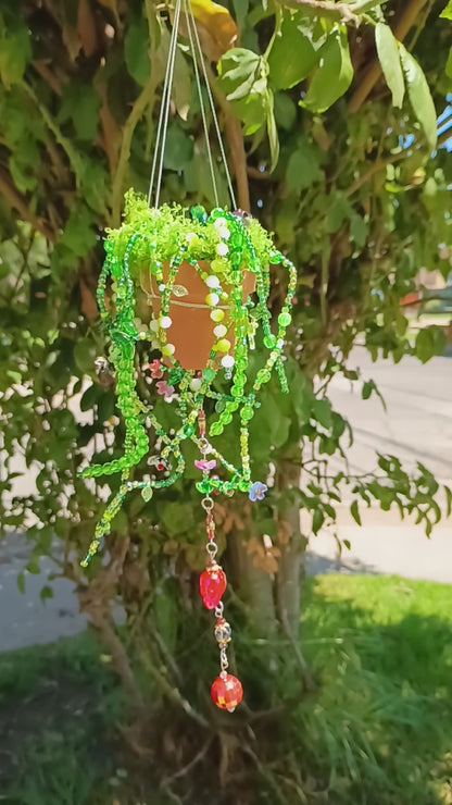 Macetero colgante artesanal con ramas de cuentas y detalles brillantes