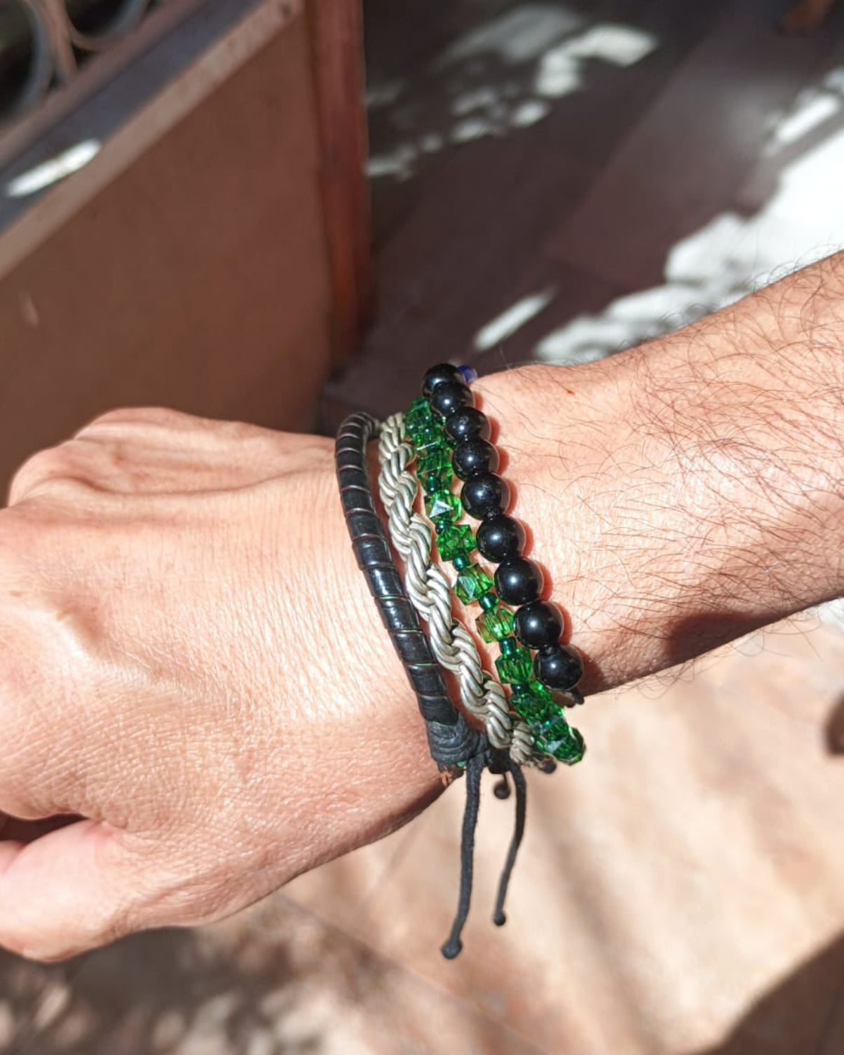 Pulsera artesanal de cuentas en tonos verdes con patrón geométrico y diseño minimalista hecho a mano