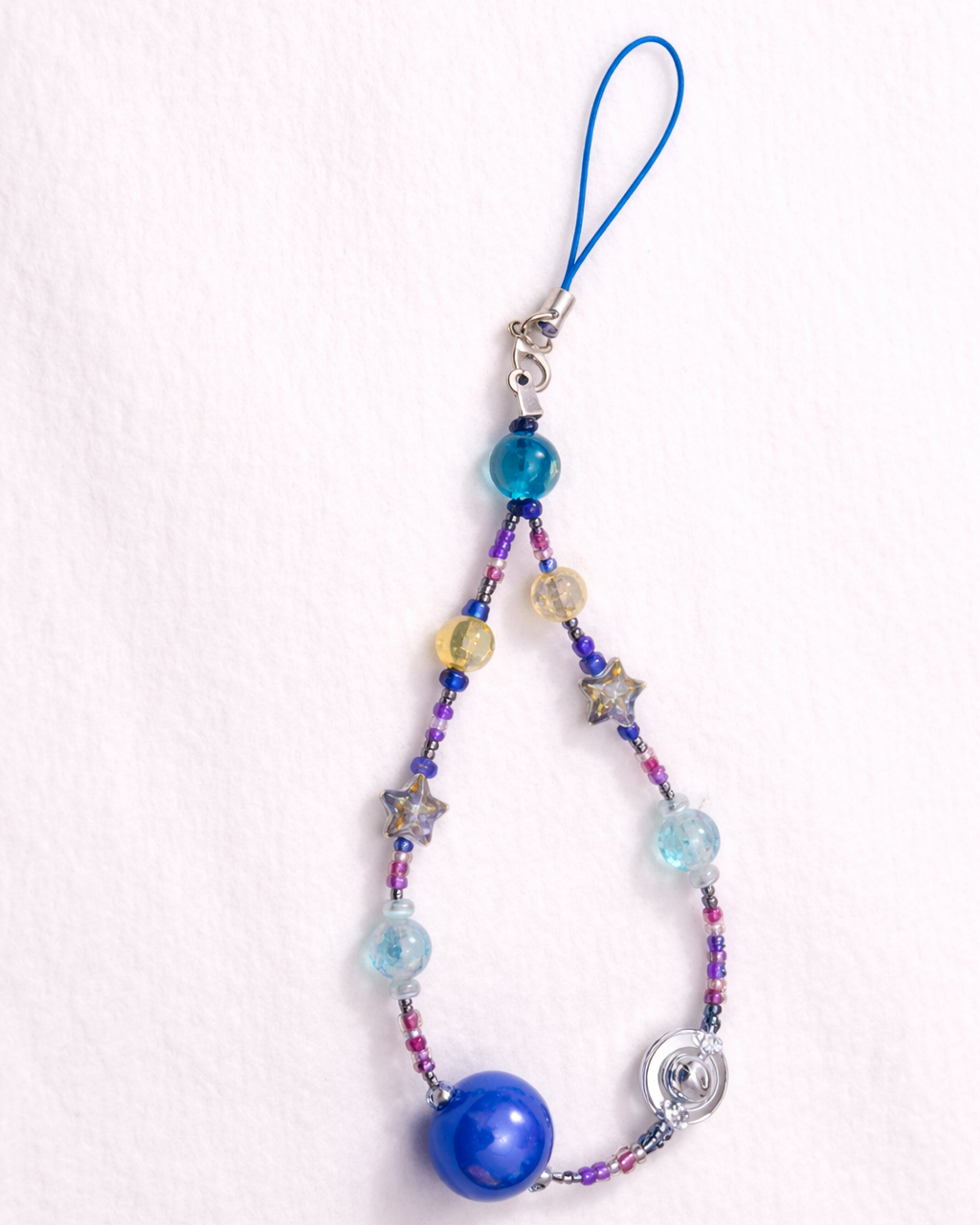 Strap colgante para celular con diseño espacial, cuentas azules y plateadas estilo galaxia hecho a mano